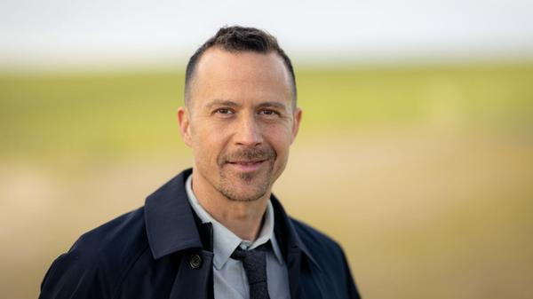 Barnaby Metschurat, Schauspieler, steht bei einem