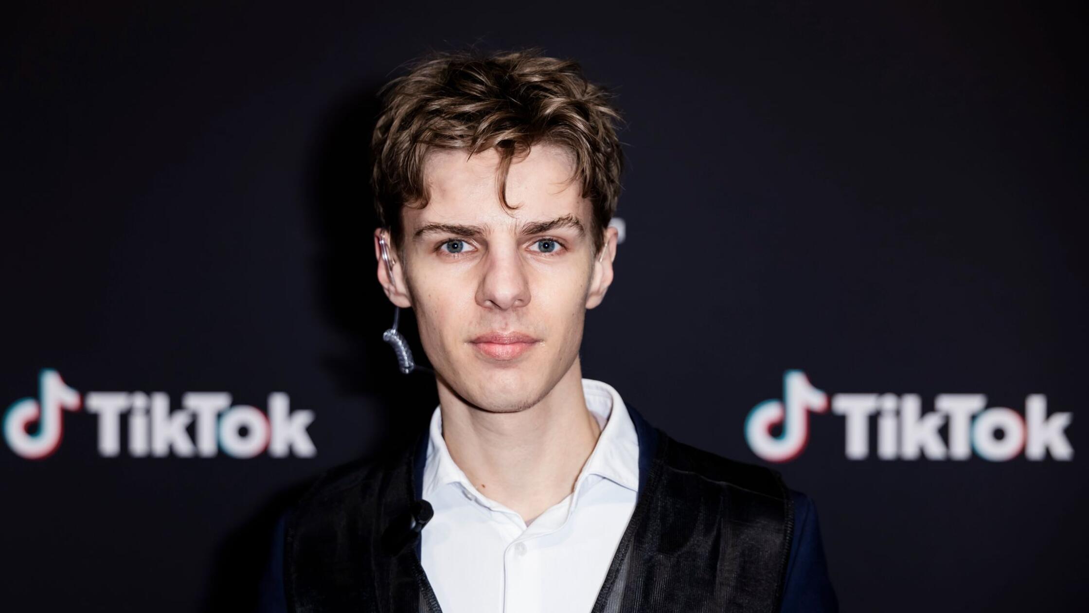 Levi Penell (levihallo) kommt zur Verleihung Tikto