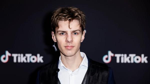 Levi Penell (levihallo) kommt zur Verleihung Tikto