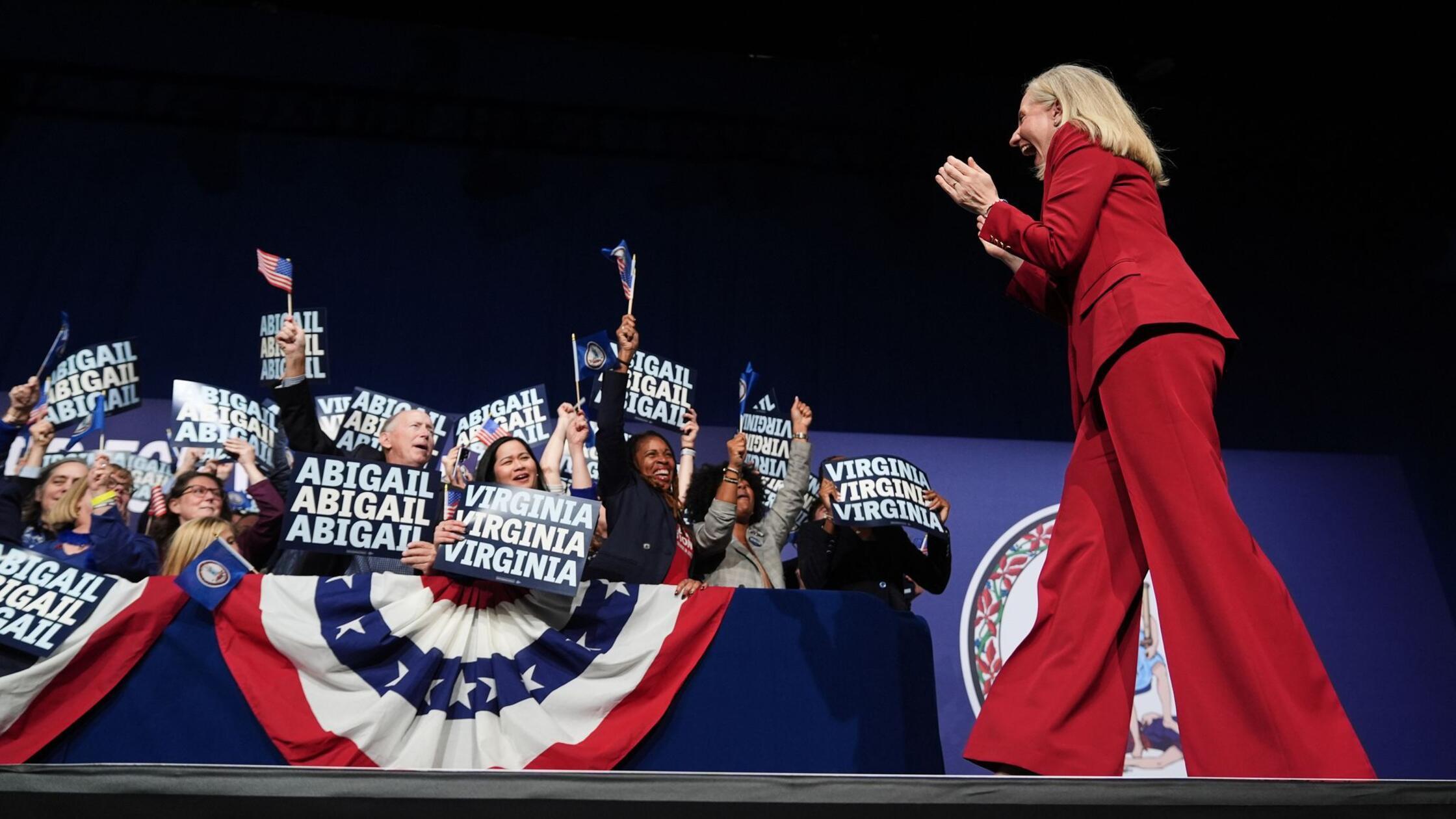 Die Demokratin Abigail Spanberger betritt die Bühn