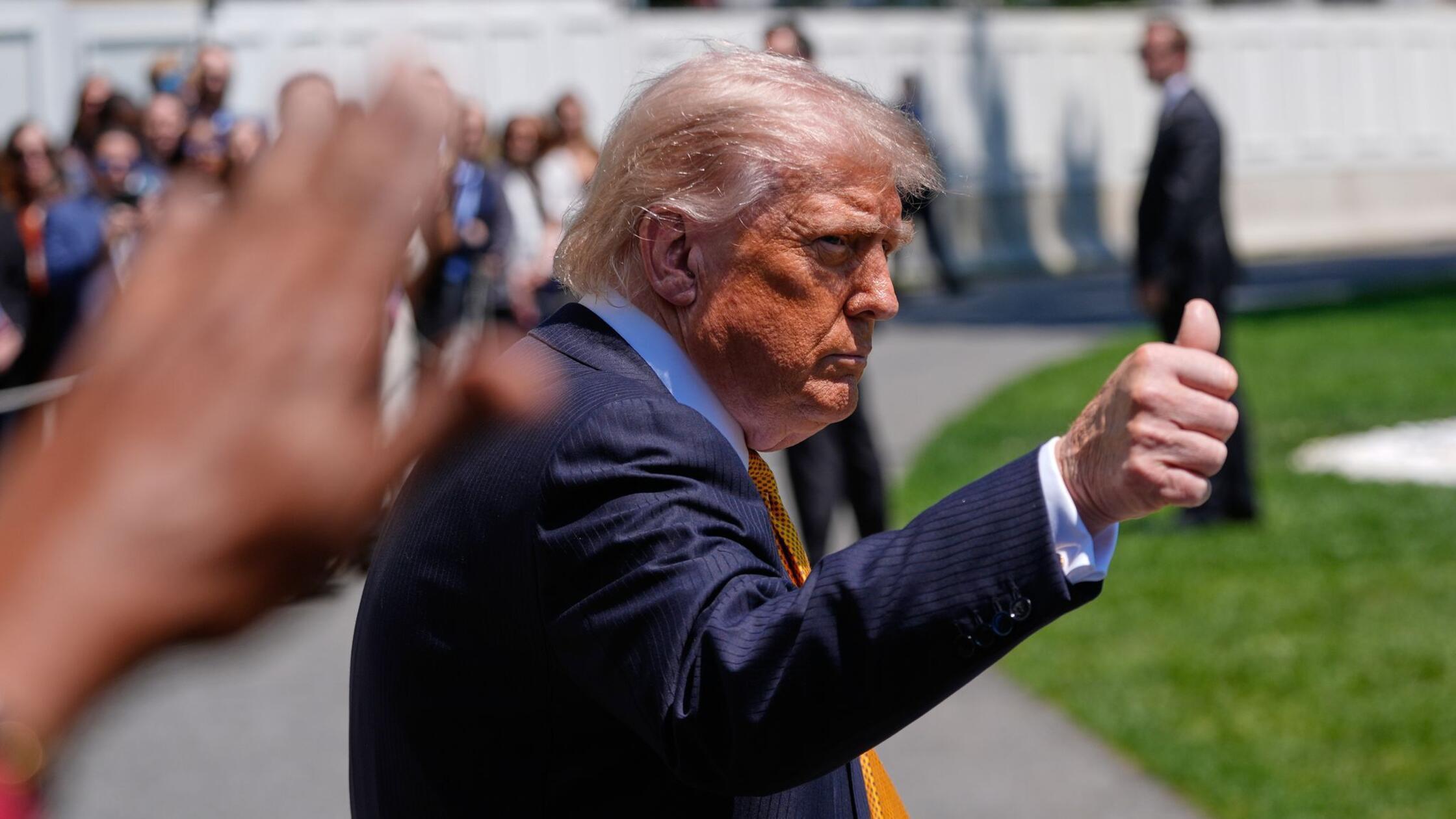 Präsident Donald Trump zeigt den Daumen nach oben,