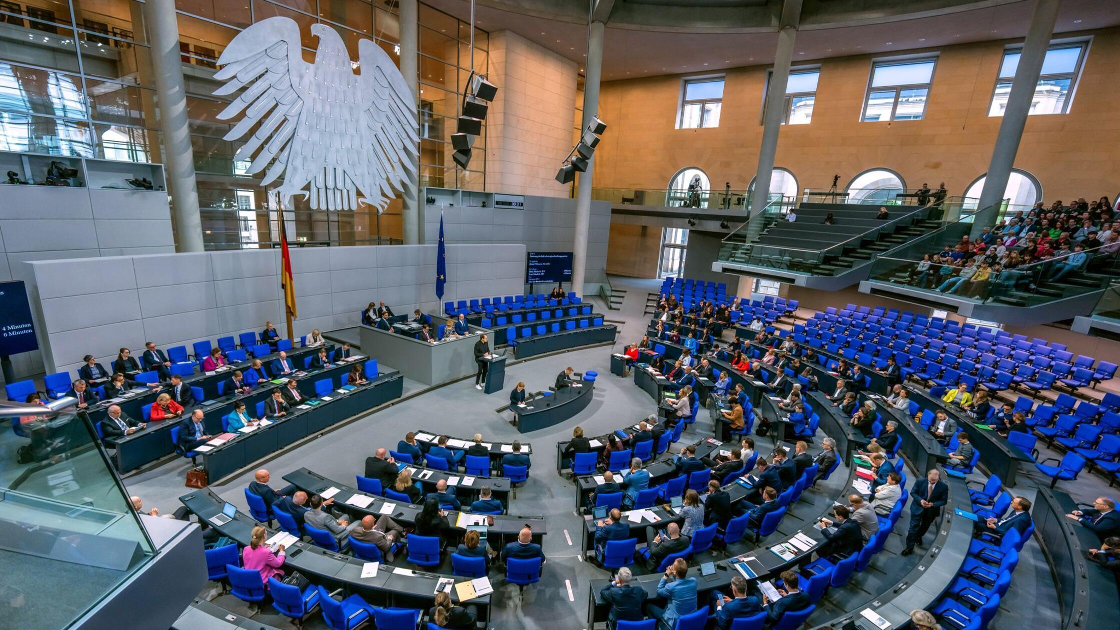 Blick in den Plenarsaal des Bundestags. In einer a