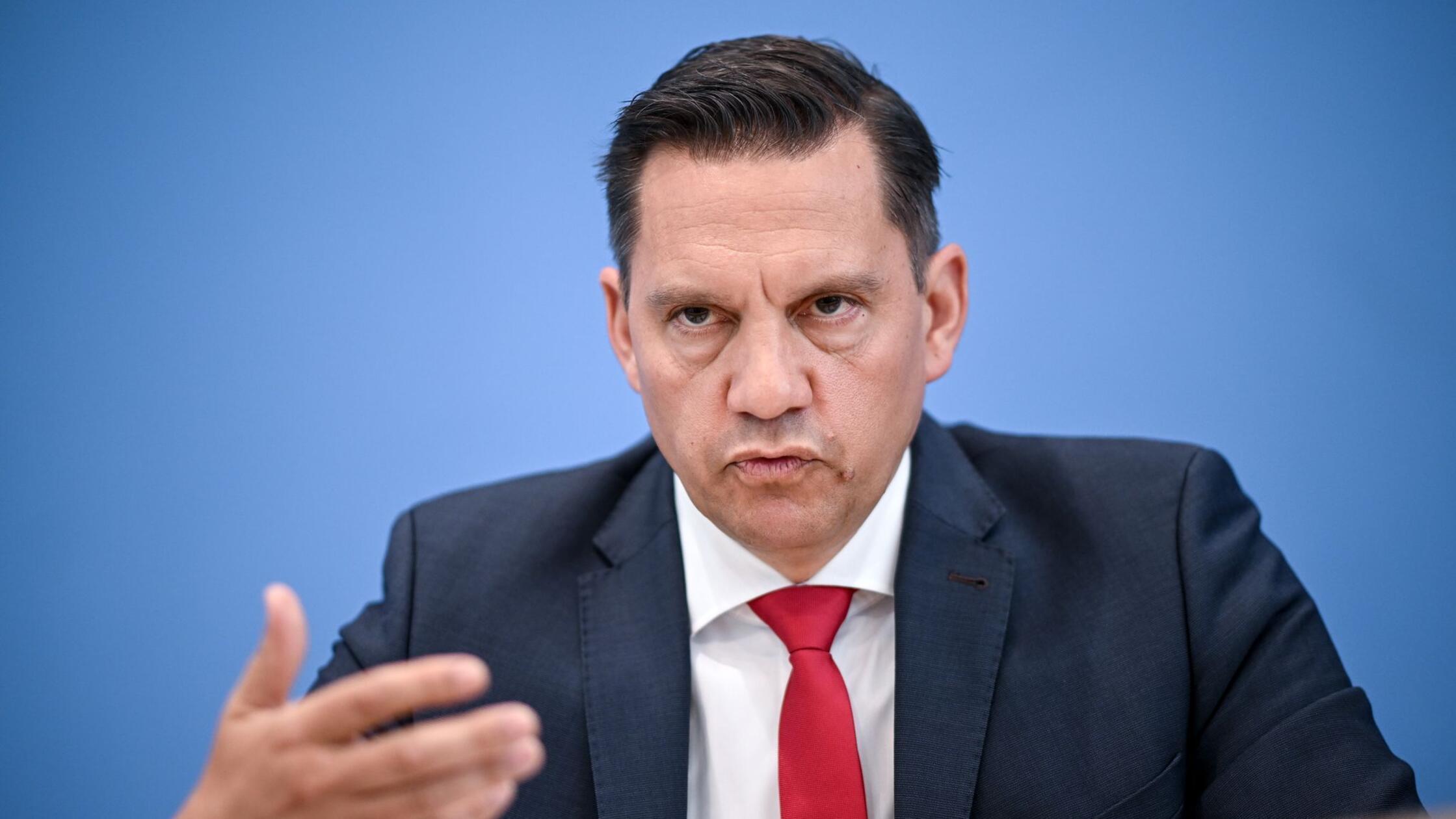 Johannes Fechner (SPD) spricht bei einer Pressekon