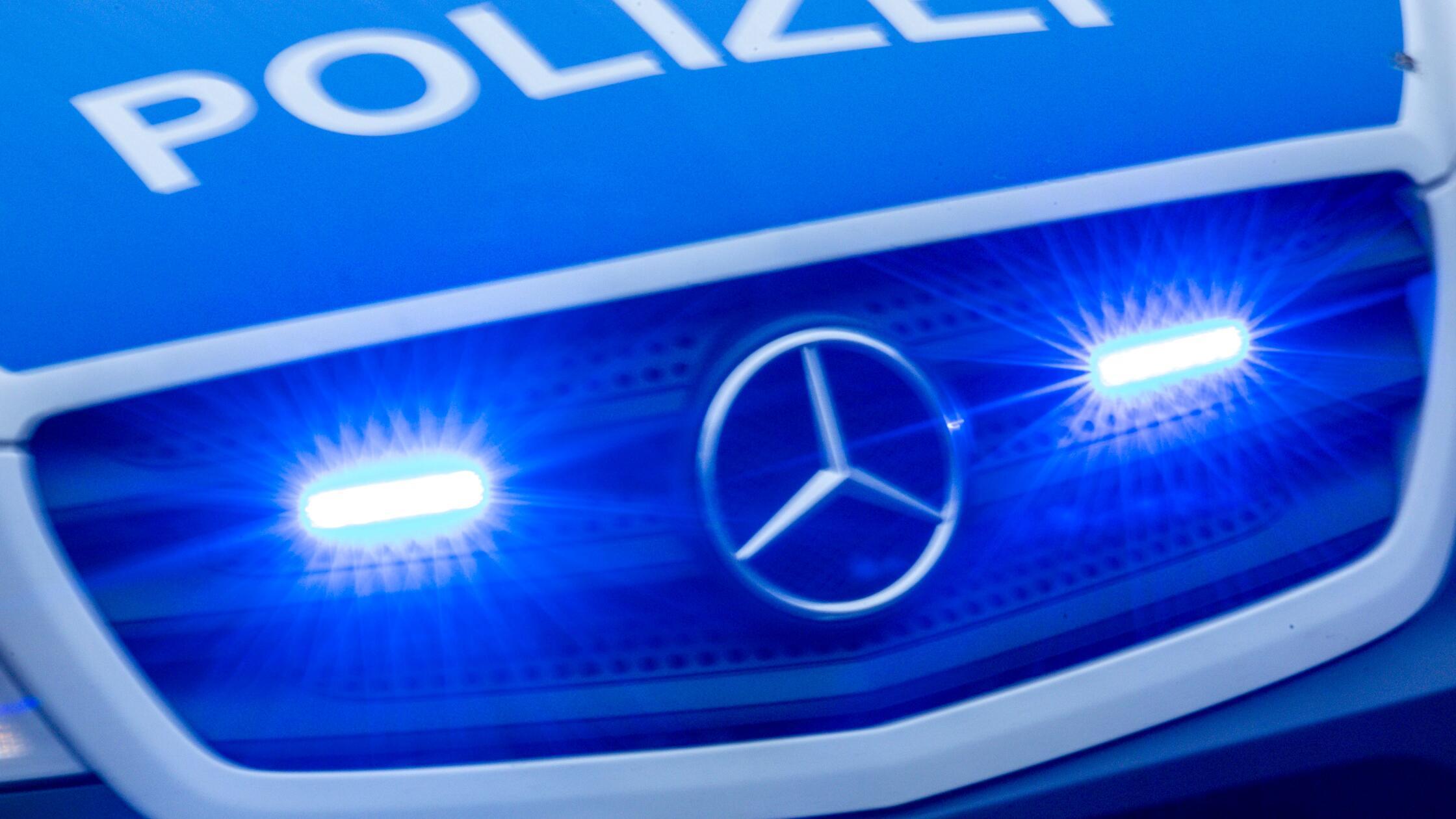 Ein Einsatzfahrzeug der Polizei fährt mit Blaulich