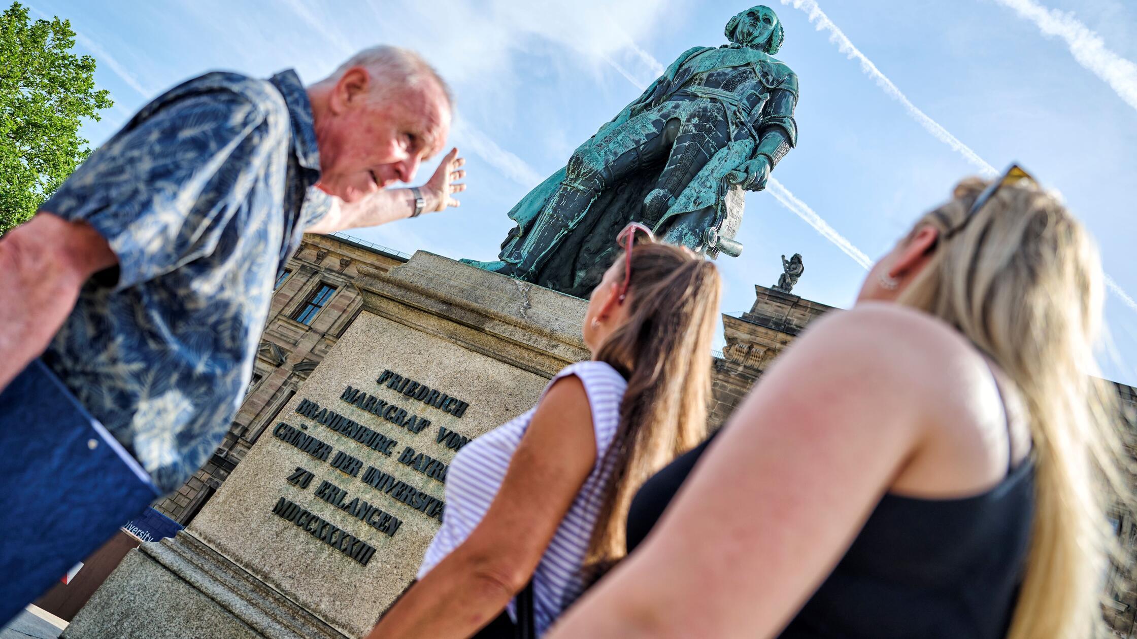 Am Denkmal des Universitätsgründers Markgraf Fried