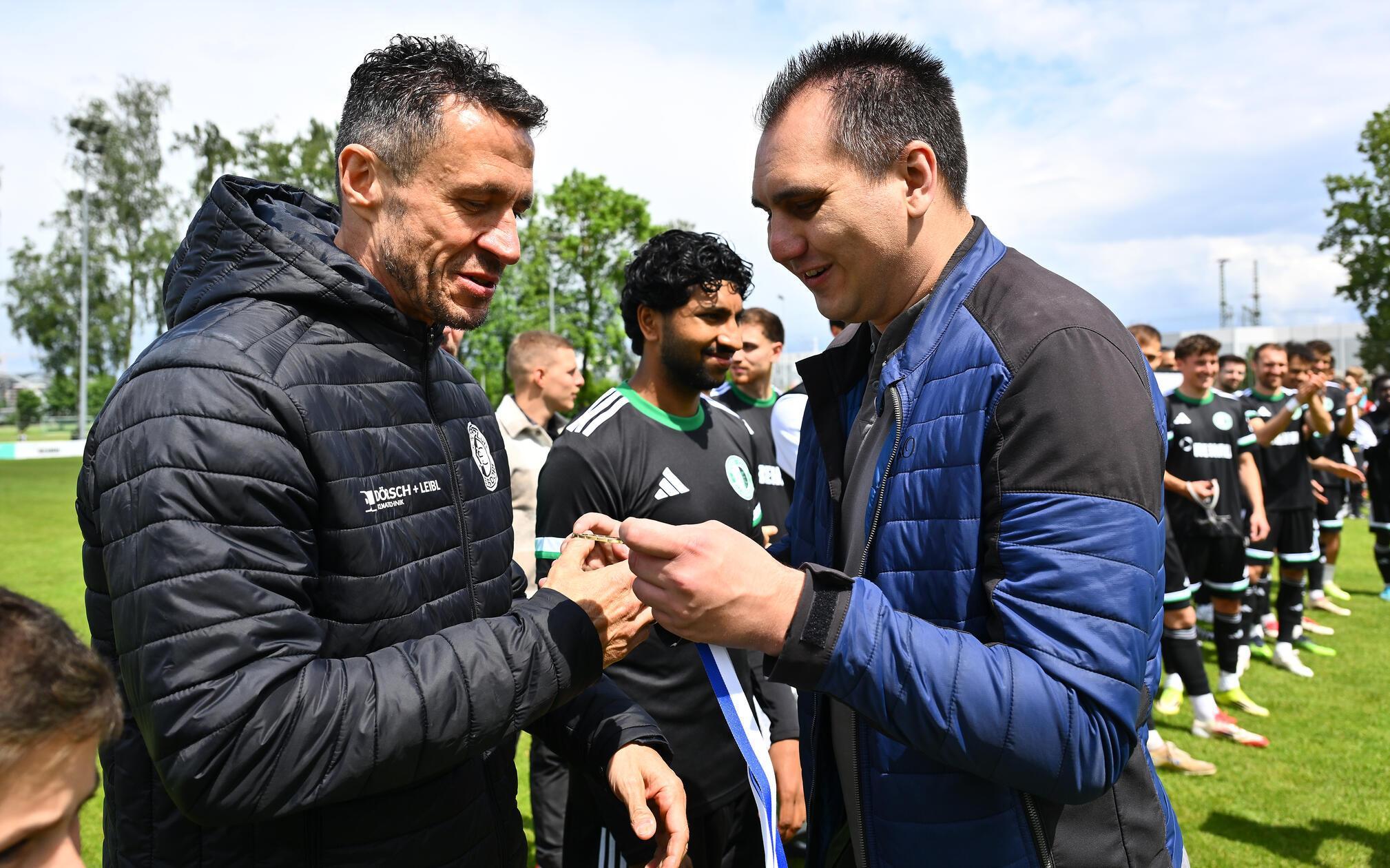 SC Eltersdorf - SC Großschwarzenlohe: Bernd Eigner (Trainer SC Eltersdorf ) Ehrung durch Jens Reitstetter