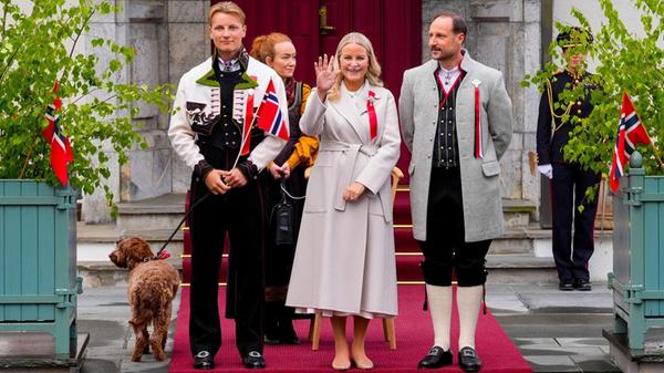 Kronprinzessin Mette-Marit, Kronprinz Haakon und P