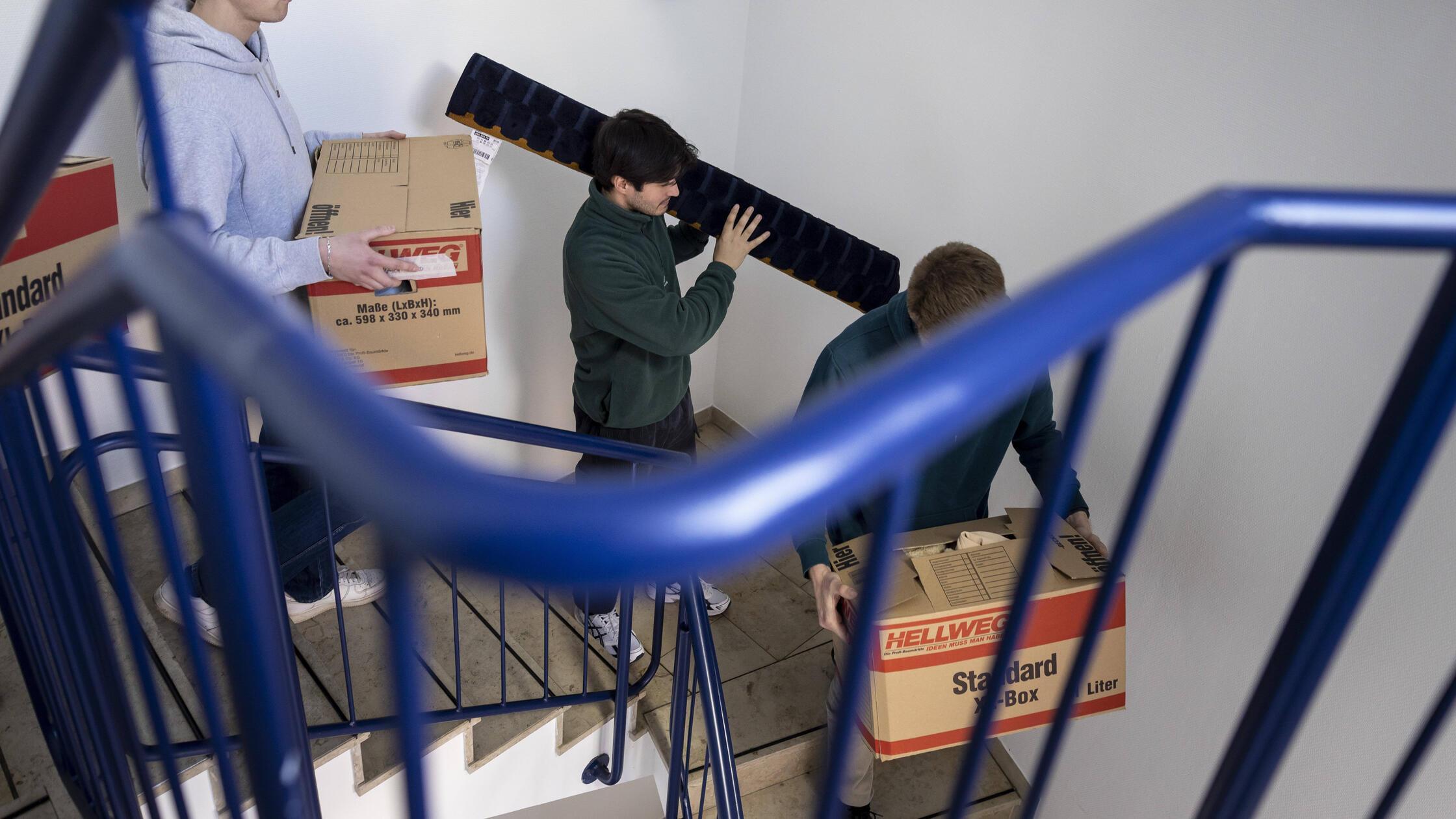 Personen helfen beim Umzug in eine Wohnung in Berl
