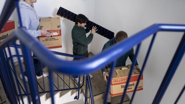 Personen helfen beim Umzug in eine Wohnung in Berl