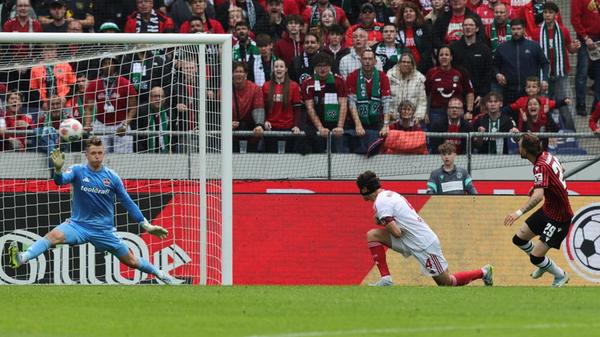 Die Führung allerdings hatte nur kurz Bestand: Hannover kombinierte sich sehenswert in den Nürnberger Strafraum, Oudenne setzte den Ball unhaltbar in die Maschen.