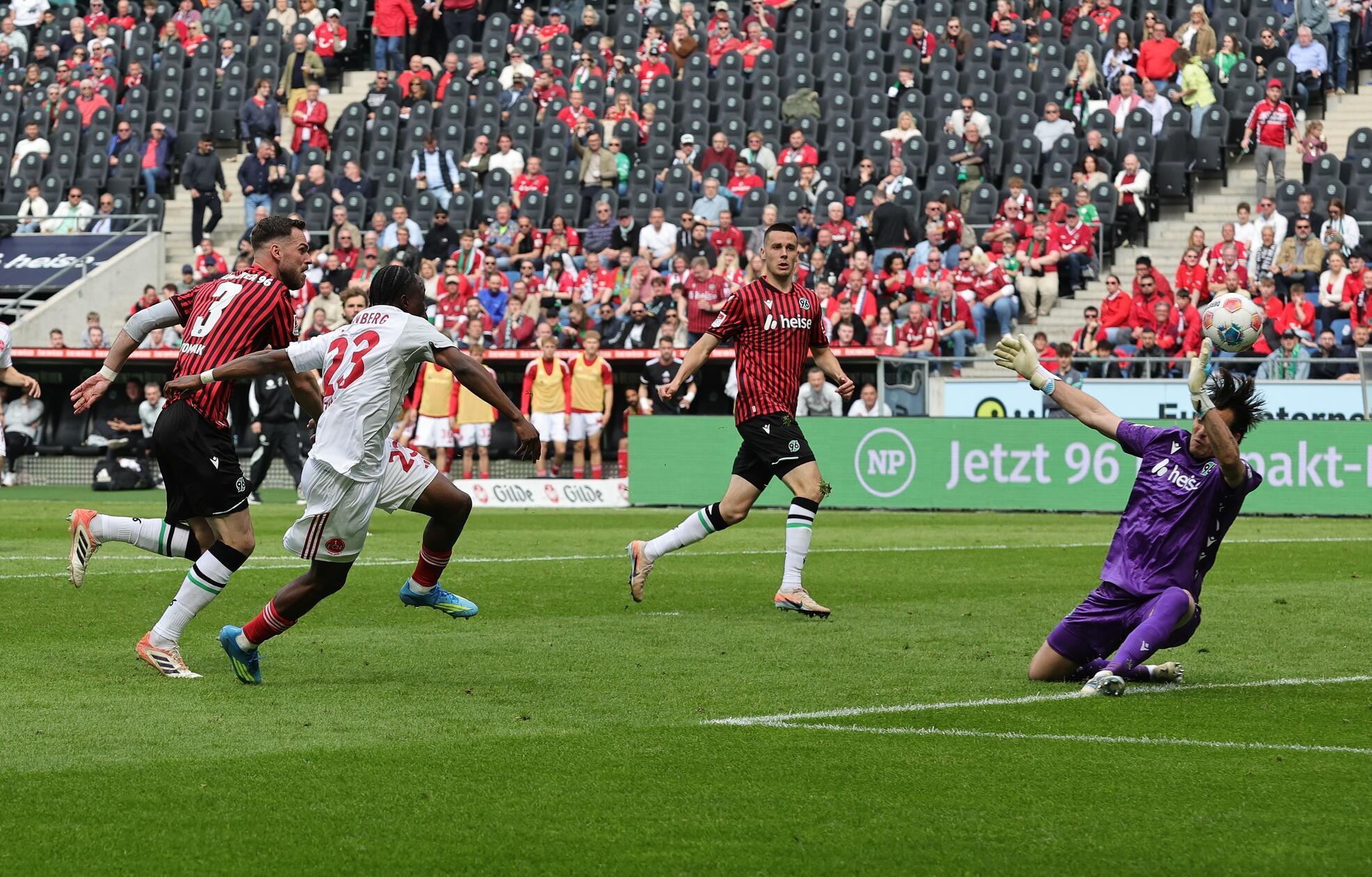 Denn die Klose-Elf startete furios in den zweiten Durchgang: Zoma setzte sich im Duell gegen Tomiak durch und lupfte das Spielgerät unwiderstehlich in die Maschen.