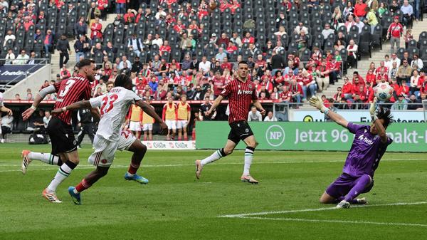 Denn die Klose-Elf startete furios in den zweiten Durchgang: Zoma setzte sich im Duell gegen Tomiak durch und lupfte das Spielgerät unwiderstehlich in die Maschen.