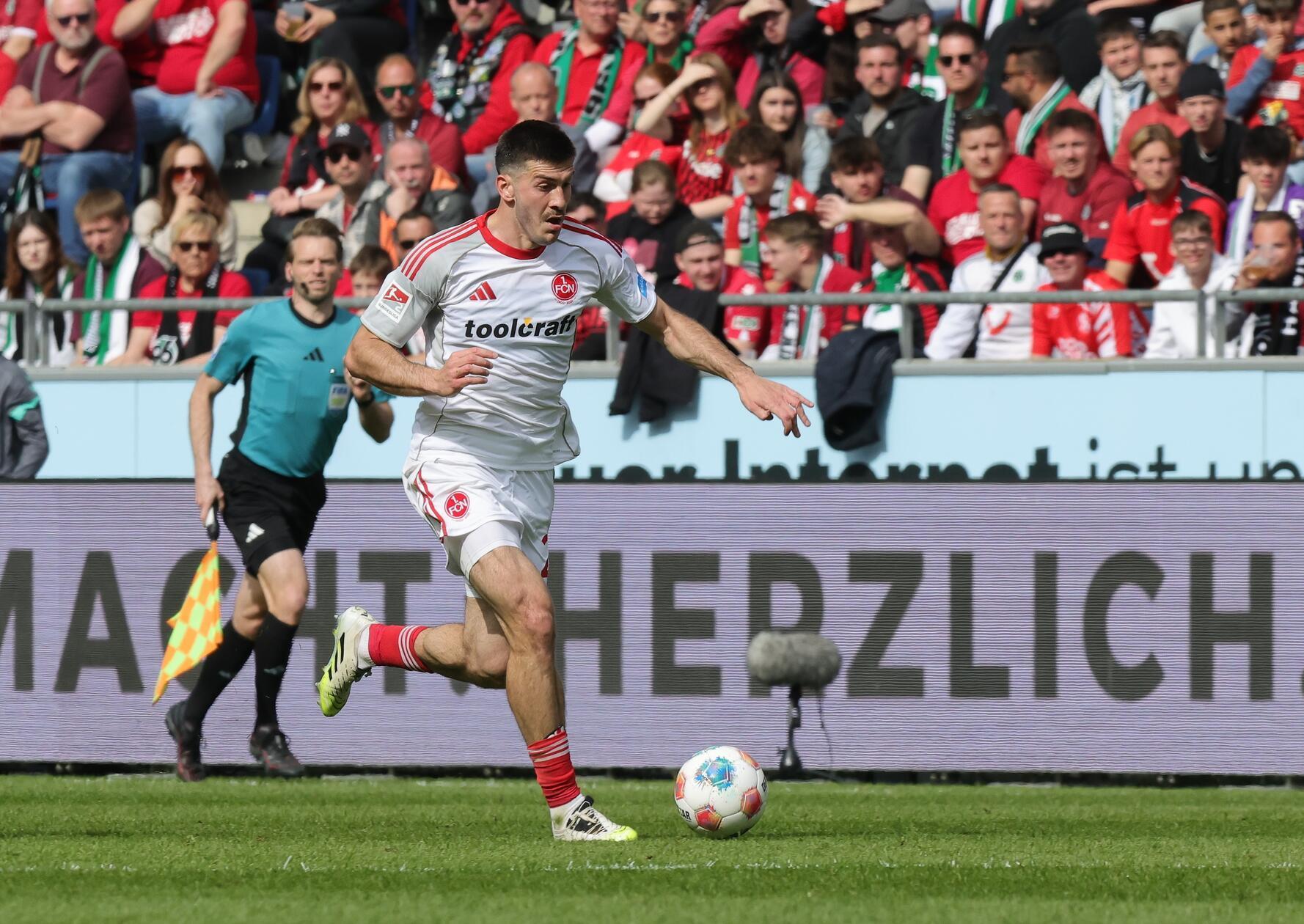 Auch Innenverteidiger Lochoshvili schaltete sich im Anschluss in die Offensivbemühungen ein. Um ein Haar hätte der Georgier den postwendenden Ausgleich besorgt.