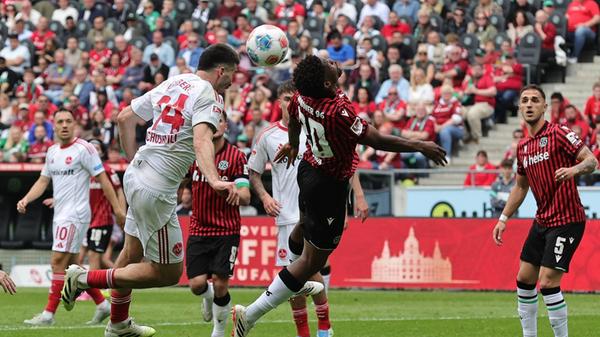 Der FCN jedoch drückte weiterhin auf den Ausgleich - und belohnte sich: Nach einer Hereingabe von links köpfte Lochoshvili in bester Stürmer-Manier ein.