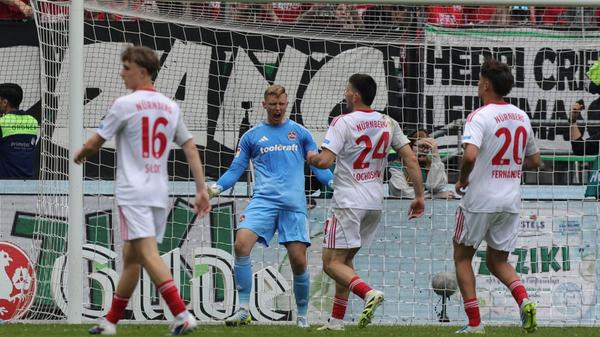 In der Schlussphase der spektakulären Begegnung drängten beide Teams auf den Sieg. Die Club-Abwehr ließ jedoch nichts mehr anbrennen. Keeper Reichert erwischte dabei einmal mehr einen Sahnetag.