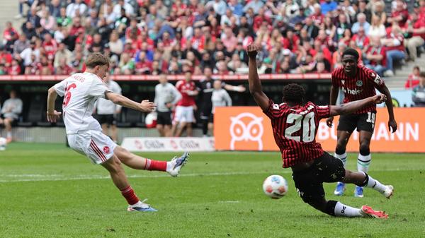 Auf der anderen Seite boten sich noch vielversprechende Einschussmöglichkeiten: Erst hatte FCN-Juwel Soldic das Siegtor auf dem Schlappen, dann traf Zoma in der Nachspielzeit nur den Pfosten.