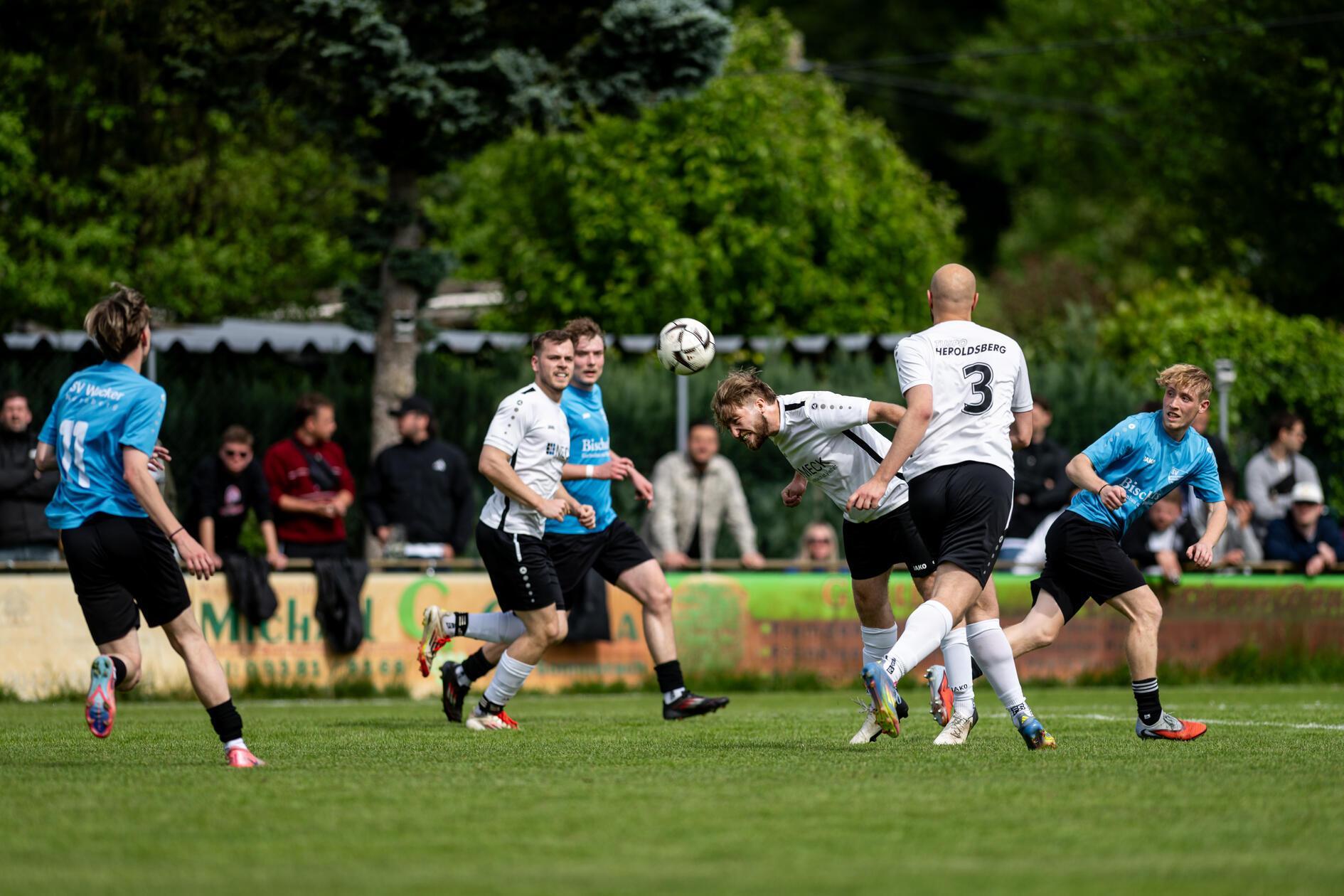 24. Spieltag in der A-Klasse 7: SV Wacker Nürnberg gegen Tuspo Heroldsberg, hier Max Seitz (2, Tuspo Heroldsberg ) beim Kopfball