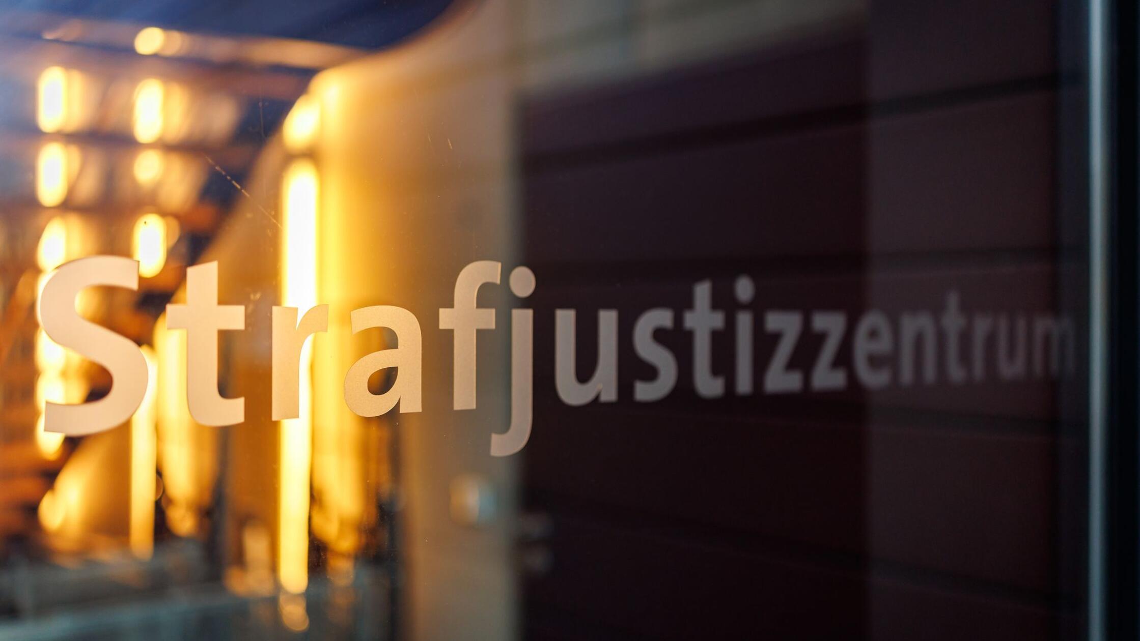 "Strafjustizzentrum" steht am Eingangsbereich zum 
