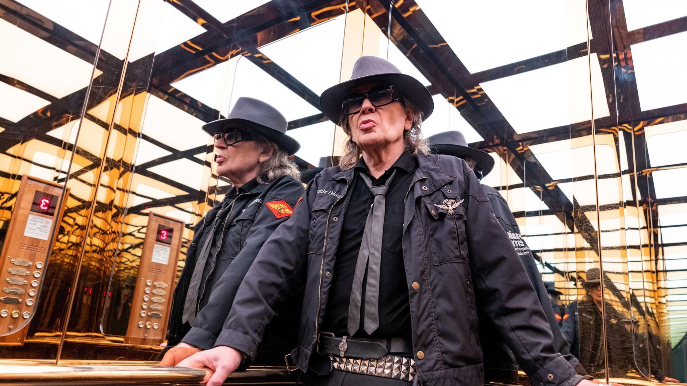Udo Lindenberg im Fahrstuhl des Hotel Atlantic in 