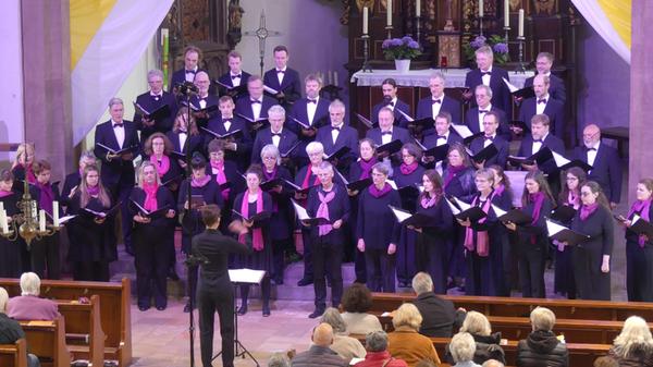 Die Dirigentin Judith Adamczewski mit ihrem Chor V