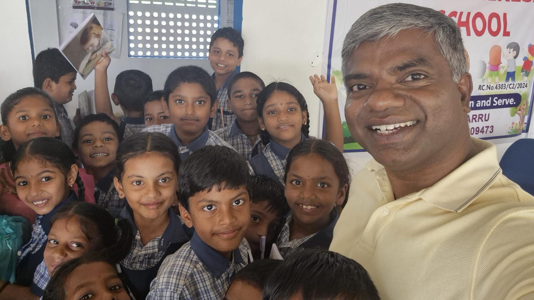 Pfarrer Thomas Muttam re. mit indischen Kindern