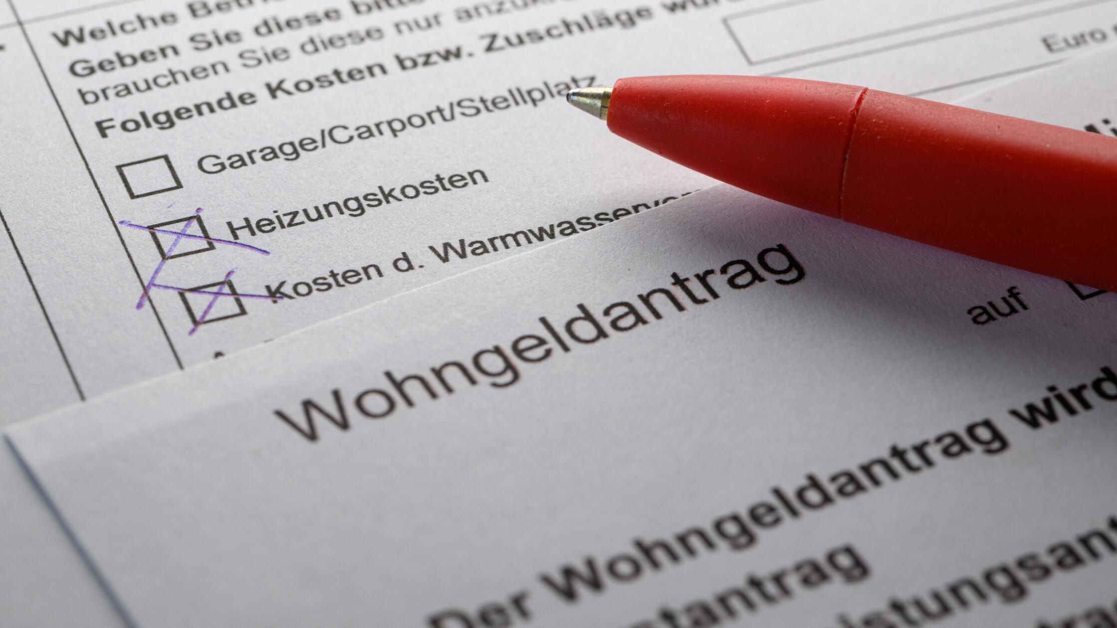 Ein Stift liegt auf einem Wohngeldantrag auf einem