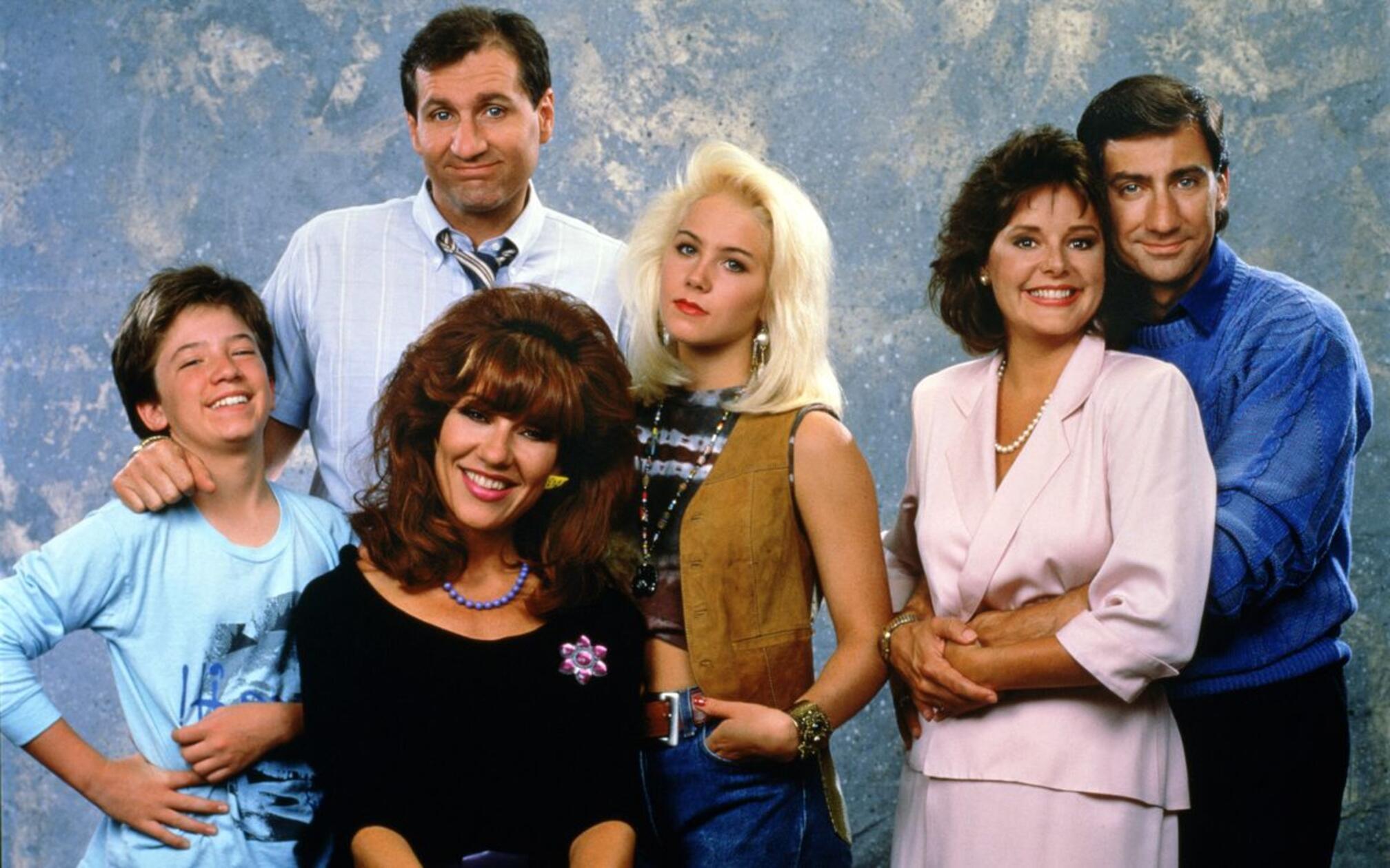 Schuhverkäufer Al Bundy, seine Frau Peggy und die Kinder Kelly und Bud: Die US-Sitcom "Eine schrecklich nette Familie" machte die Darstellerinnen und Darsteller zu Kult-Stars. Aber wie ging es mit den Karrieren von Ed O'Neill, Christina Applegate und Co.? nach dem Ende der Erfolgsserie weiter?