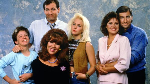 Schuhverkäufer Al Bundy, seine Frau Peggy und die Kinder Kelly und Bud: Die US-Sitcom "Eine schrecklich nette Familie" machte die Darstellerinnen und Darsteller zu Kult-Stars. Aber wie ging es mit den Karrieren von Ed O'Neill, Christina Applegate und Co.? nach dem Ende der Erfolgsserie weiter?