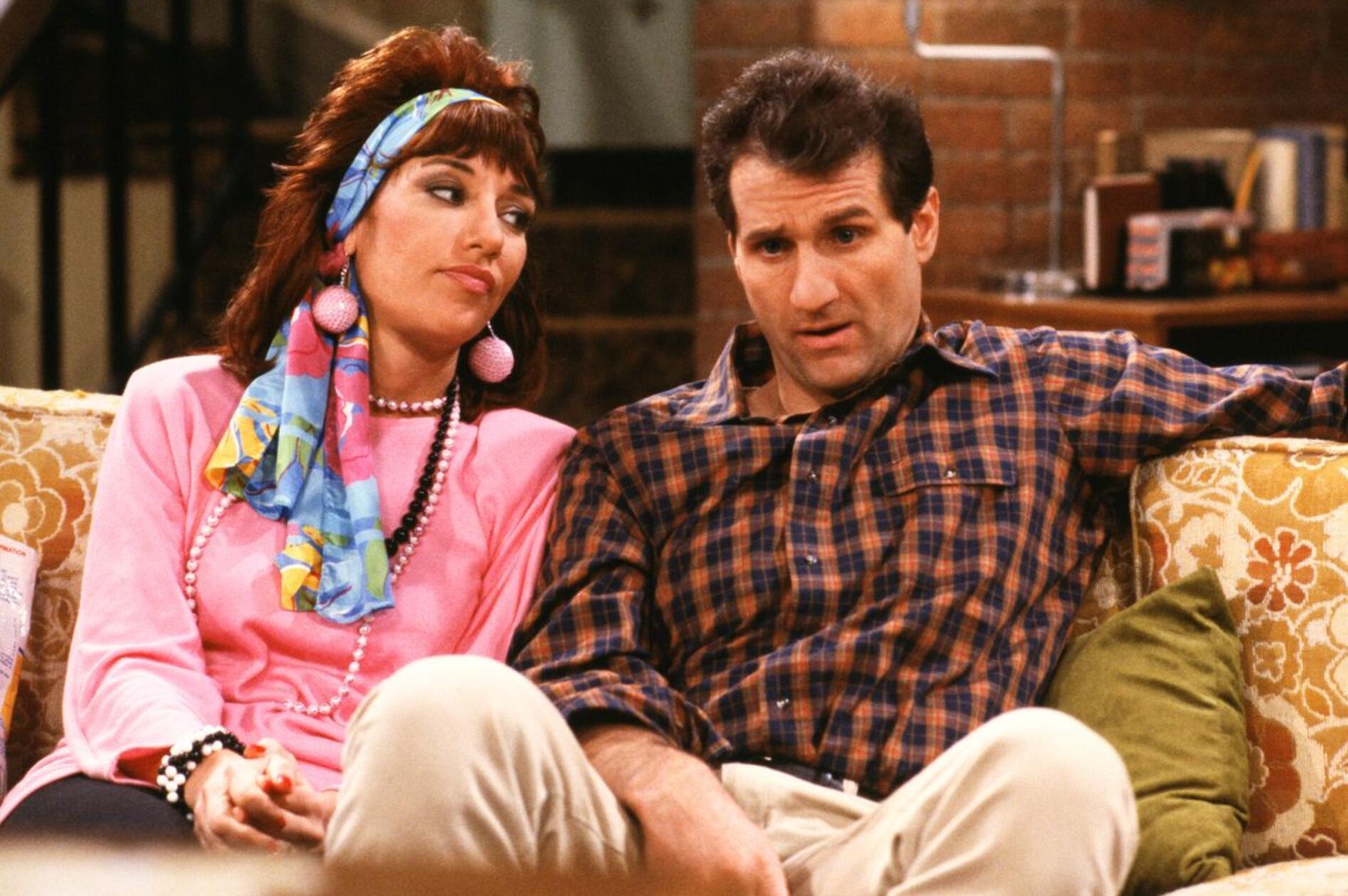 Auch wenn er das Gesicht verzog, sich in jeder Folge von "Eine schreckliche nette Familie" wortreich über sie beschwerte: Irgendwie liebte Schuhverkäufer Al (Ed O'Neill) seine Peggy (Katey Sagal) ja doch. Im Fernsehen durfte beziehungsweise musste das Ehepaar Bundy es ganze zehn Jahre lang, von 1987 bis 1997, in 259 Folgen zusammen aushalten.