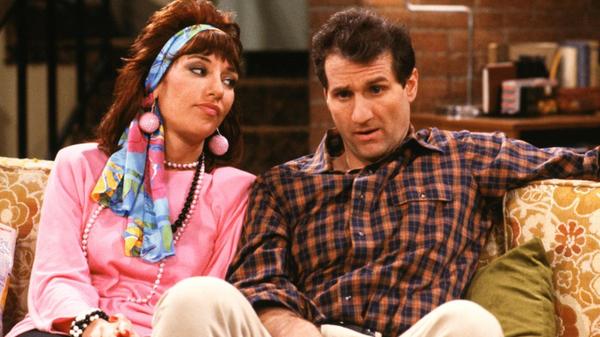 Auch wenn er das Gesicht verzog, sich in jeder Folge von "Eine schreckliche nette Familie" wortreich über sie beschwerte: Irgendwie liebte Schuhverkäufer Al (Ed O'Neill) seine Peggy (Katey Sagal) ja doch. Im Fernsehen durfte beziehungsweise musste das Ehepaar Bundy es ganze zehn Jahre lang, von 1987 bis 1997, in 259 Folgen zusammen aushalten.
