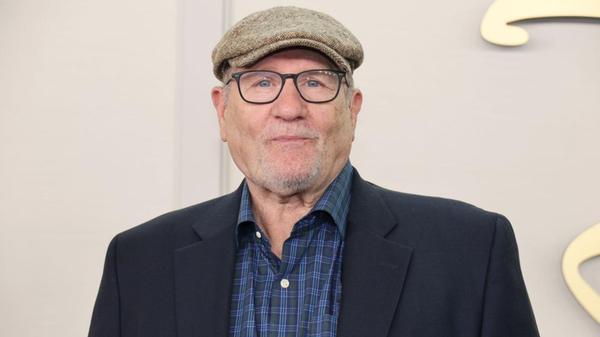 Nach dem Ende von "Eine schreckliche nette Familie" war Ed O'Neill zunächst nur in kleineren TV- und Filmrollen zu sehen. Ab 2009 durfte er wieder das Oberhaupt einer (Patchwork-)Familie spielen: Als Jay Pritchett begeisterte er in "Modern Family" und wurde für die Rolle dreimal für den "Emmy" nominiert.
Gefragt ist Ed O'Neill aber auch als Synchronsprecher. US-Kinogänger hörten seine Stimme unter anderem in den Animationsfilmen "Findet Dorie" (2016) und "Ralph reichts 2: Chaos im Netz" (2018). Aktuell hat er eine wiederkehrende Rolle in der Hulu-Anwaltsserie "All's Fair". Zu seinen kommenden Projekten gehört die Actionkomödie "Bad Day" mit Cameron Diaz in der weiblichen Hauptrolle.