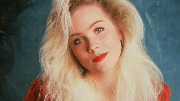Noch ein Stereotyp: Als Kelly Bundy musste Christina Applegate sämtliche Klischees des dummen Blondchens erfüllen - dass sie den Spitznamen "Dumpfbacke" verpasst bekam, war da fast noch harmlos.
