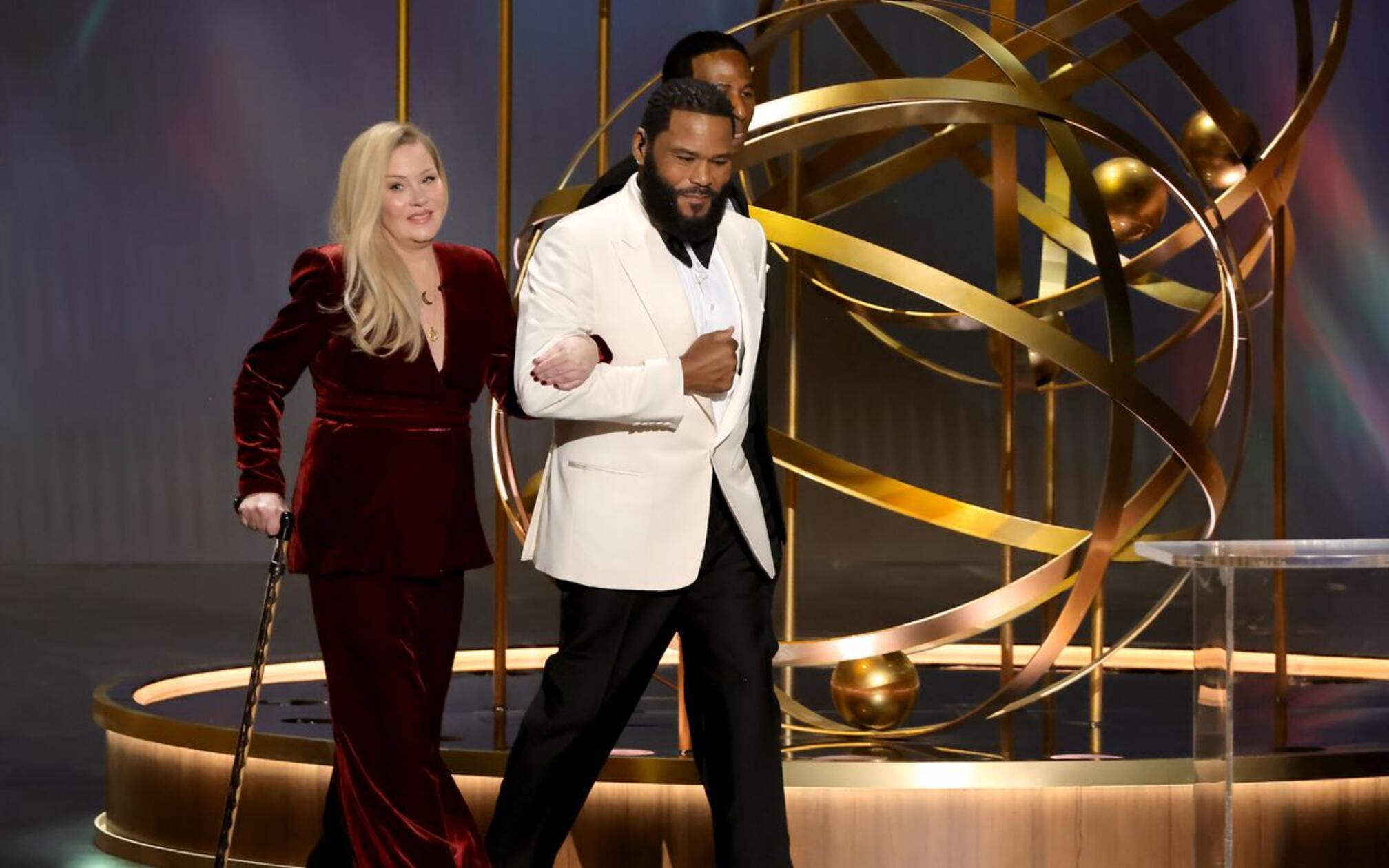 Als Darstellerin konnte sich Christina Applegate schnell vom "Dumpfbacken"-Image lösen. Sie hatte aber weiterhin die Lacher auf ihrer Seite, dank Sitcoms wie "Samantha Who?" und "Up All Night", aber mit ihrer Rolle in den "Anchorman"-Filmen. Zuletzt spielte Applegate eine der beiden Hauptrollen in der preisgekrönten Netflix-Serie "Dead To Me".

2021 machte Christina Applegate ihre Erkrankung an Multipler Sklerose (MS) öffentlich. Von ihrer Krankheit gezeichnet, möchte sie sich dennoch nicht verstecken. Im Januar 2024 hielt sie bei der Emmy-Verleihung eine Laudatio für die beste Nebendarstellerin in einer Comedy-Serie. Das Publikum jubelte ihr immer wieder lautstark zu. Es war einer der bewegendsten Momente des Abends.