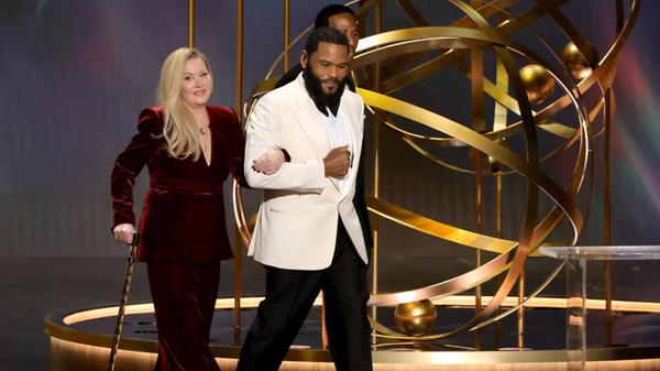 Als Darstellerin konnte sich Christina Applegate schnell vom "Dumpfbacken"-Image lösen. Sie hatte aber weiterhin die Lacher auf ihrer Seite, dank Sitcoms wie "Samantha Who?" und "Up All Night", aber mit ihrer Rolle in den "Anchorman"-Filmen. Zuletzt spielte Applegate eine der beiden Hauptrollen in der preisgekrönten Netflix-Serie "Dead To Me".
2021 machte Christina Applegate ihre Erkrankung an Multipler Sklerose (MS) öffentlich. Von ihrer Krankheit gezeichnet, möchte sie sich dennoch nicht verstecken. Im Januar 2024 hielt sie bei der Emmy-Verleihung eine Laudatio für die beste Nebendarstellerin in einer Comedy-Serie. Das Publikum jubelte ihr immer wieder lautstark zu. Es war einer der bewegendsten Momente des Abends.