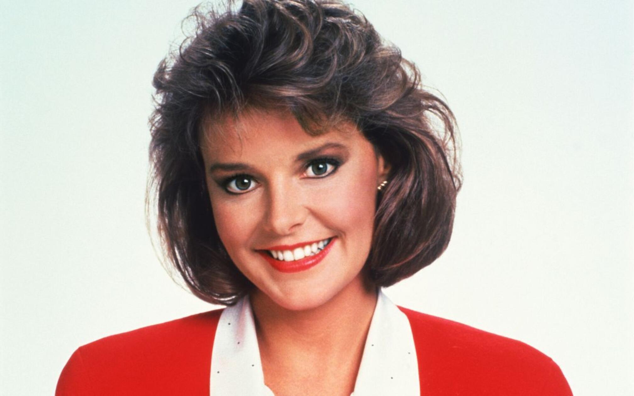 Und dann gab es natürlich noch die Nachbarn der Bundys, bestehend aus Marcy Rhoades und ihren Ehemännern, zunächst Steve und dann Jefferson. Marcy (Amanda Bearse) ist Pegs beste Freundin und die Intimfeindin von Al, der sie als "Hühnchen" verspottet, während sie in ihm, dem Schuhverkäufer, einen absoluten Versager sieht.