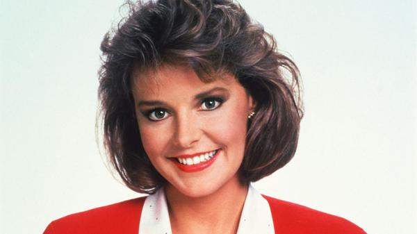 Und dann gab es natürlich noch die Nachbarn der Bundys, bestehend aus Marcy Rhoades und ihren Ehemännern, zunächst Steve und dann Jefferson. Marcy (Amanda Bearse) ist Pegs beste Freundin und die Intimfeindin von Al, der sie als "Hühnchen" verspottet, während sie in ihm, dem Schuhverkäufer, einen absoluten Versager sieht.