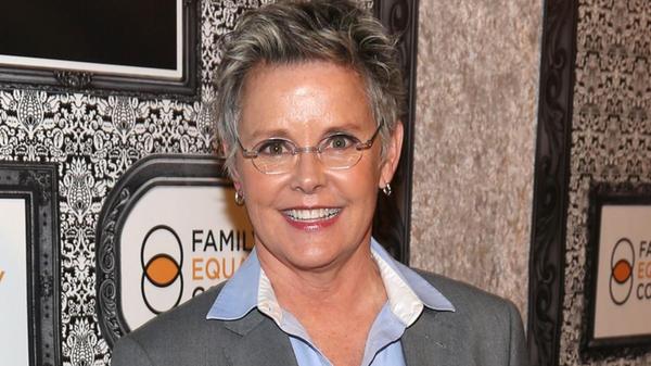 Als Schauspielerin sollte die Rolle der Marcy Rhoades ihre bislang größte bleiben, dafür machte sich Amanda Bearse hinter der Kamera einen Namen: Sie führte bei 31 Folgen von "Eine schrecklich nette Familie" Regie, ebenso bei Serien wie "Dharma & Greg", "MADtv" und "Jesse". Als Schauspielerin stand sie zuletzt für die Komödie "Tapawingo" (2024) vor der Kamera.