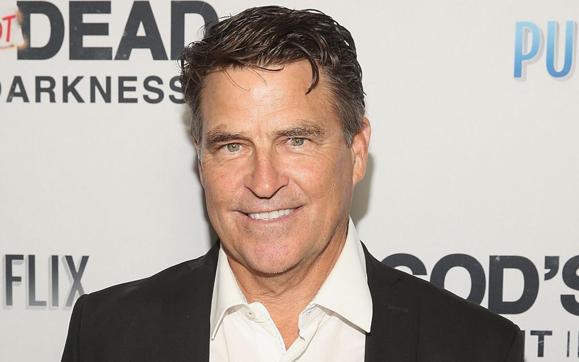 Vor "Eine schreckliche nette Familie" hatte Ted McGinley bereits in Serien wie "Love Boat" und "Denver Clan" größere Rollen gespielt, bis heute ist er ein gefragter Darsteller, etwa als Gaststar in "The Mentalist", "Castle" und "Mad Men". Zuletzt war er in der Apple-TV+-Serie "Shrinking" an der Seite von Harrison Ford und Jason Segel zu sehen.
