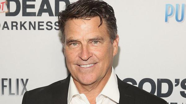Vor "Eine schreckliche nette Familie" hatte Ted McGinley bereits in Serien wie "Love Boat" und "Denver Clan" größere Rollen gespielt, bis heute ist er ein gefragter Darsteller, etwa als Gaststar in "The Mentalist", "Castle" und "Mad Men". Zuletzt war er in der Apple-TV+-Serie "Shrinking" an der Seite von Harrison Ford und Jason Segel zu sehen.