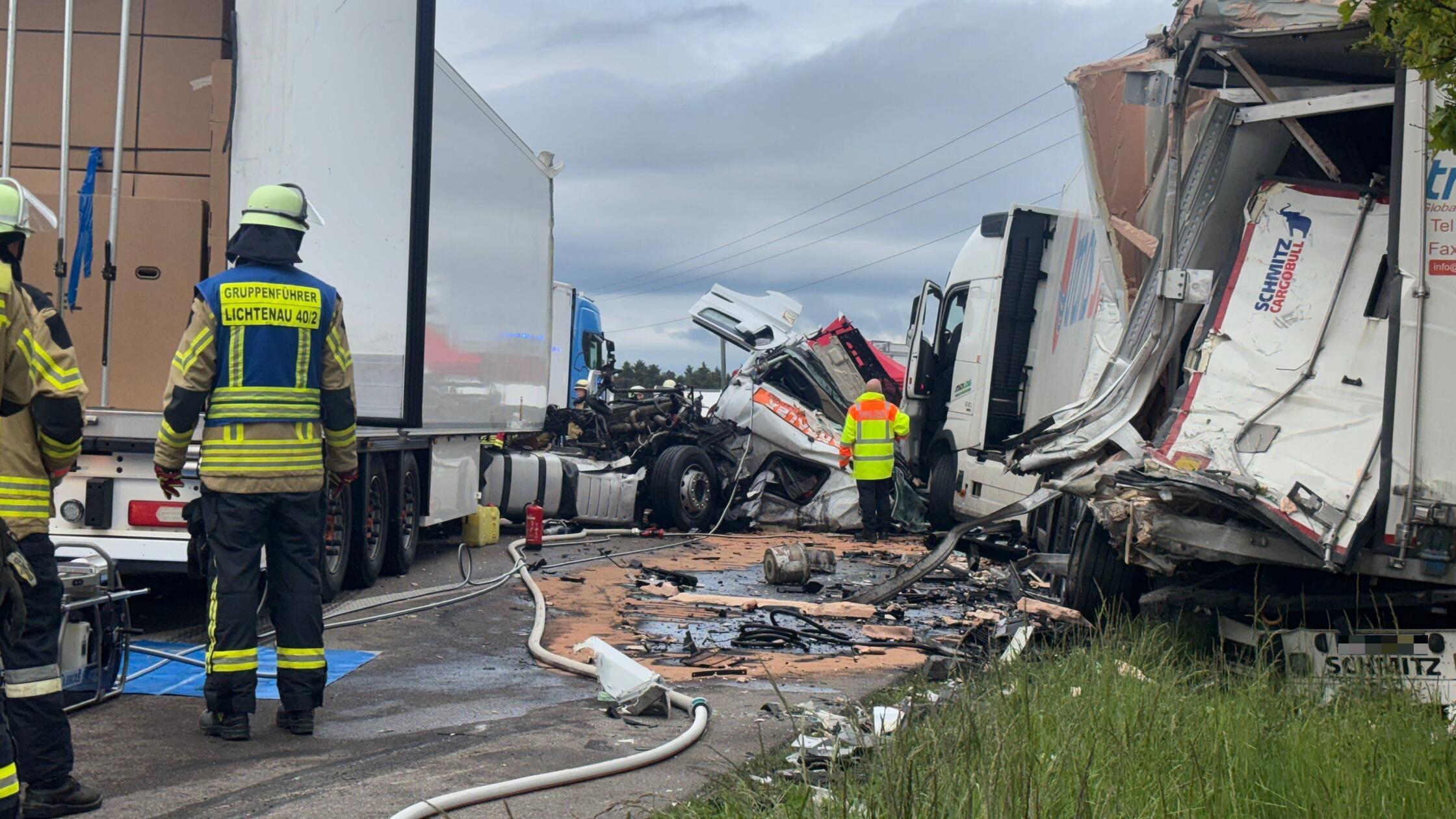 Schwerer Auffahrunfall zwischen zwei Lastwagen: Ei