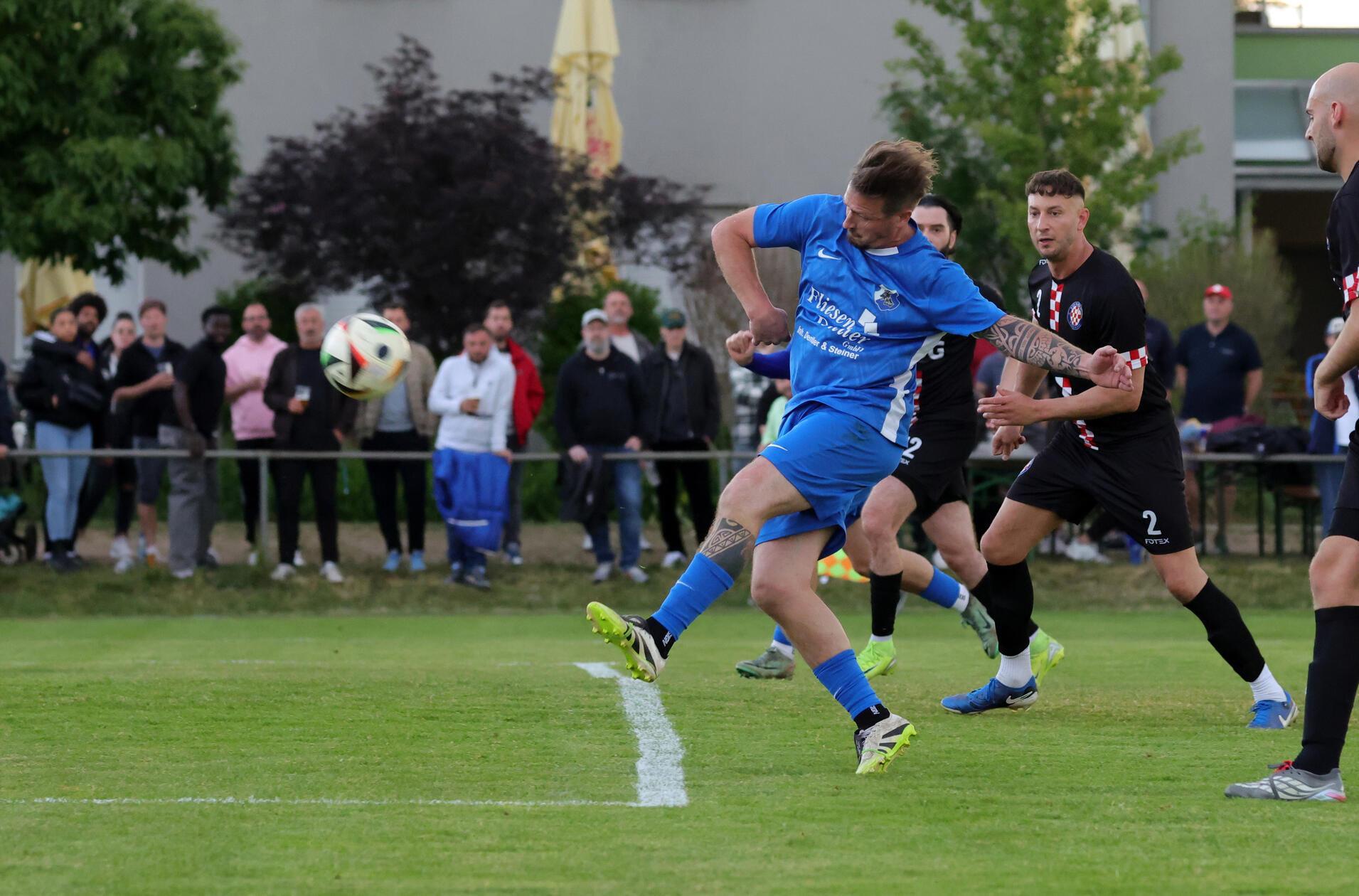 Kreisliga gegen Bezirksliga, KSD Hajduk Nürnberg gegen SpVgg Zeckern, im Bild Michael Glaser (15, SpVgg Zeckern )