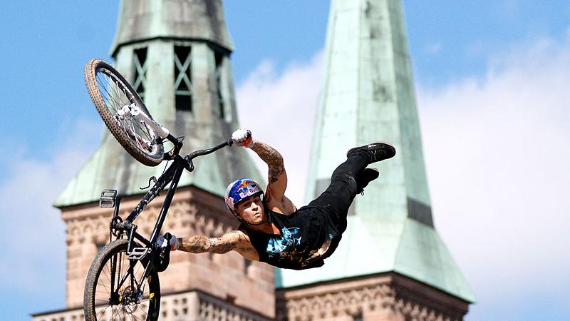 Der 23-jährige Andreu Lacondeguy ist in der Szene weltbekannt und zeigte 2011 in Nürnberg schwierigste Tricks auf dem Mountainbike. Seit Oktober fährt der "verrückte" Spanier für die Forchheimer Bikefirma Young Talent.
