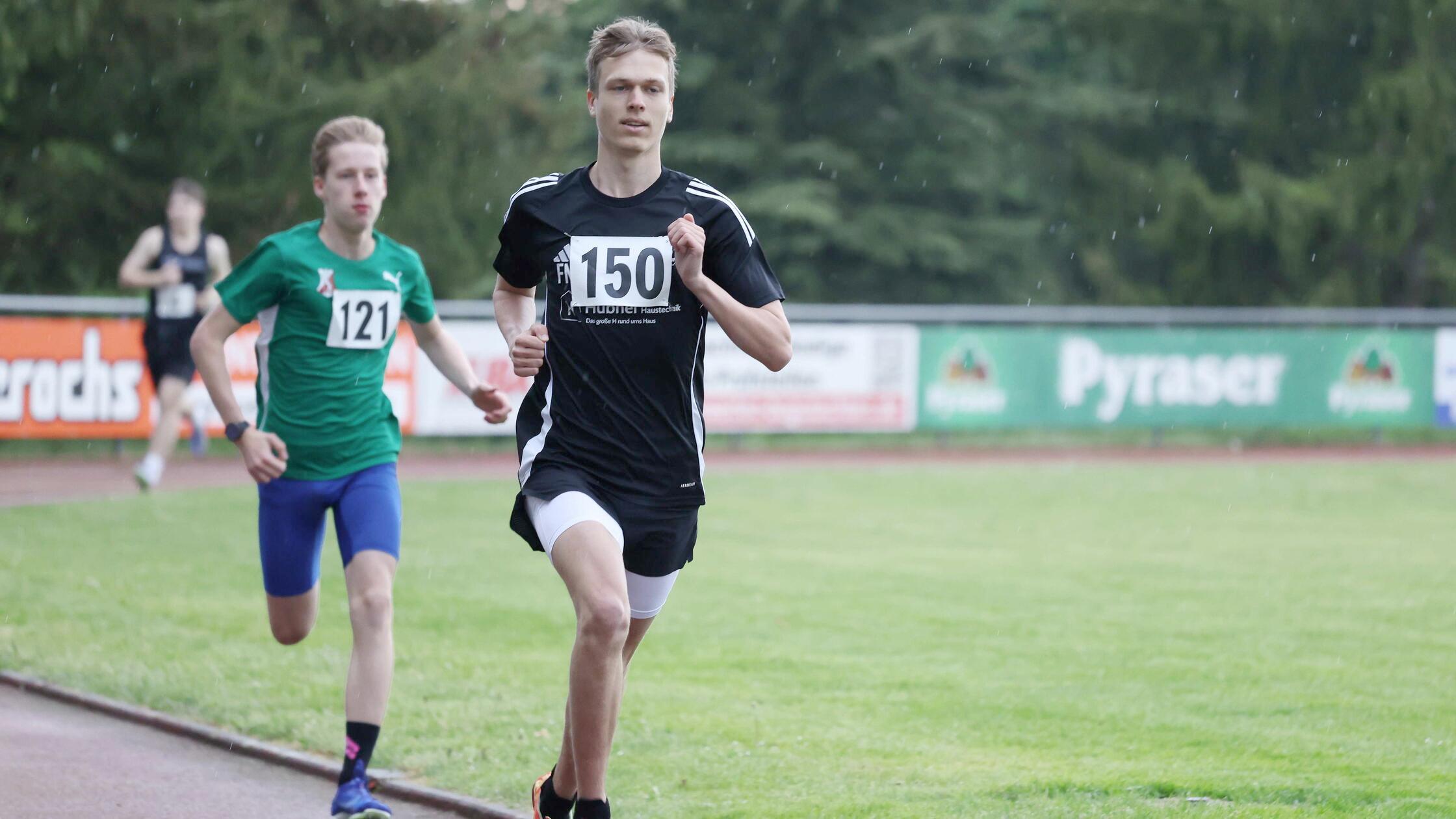 Finn Nürnberger vor Finn Jasinski im 800m Lauf.