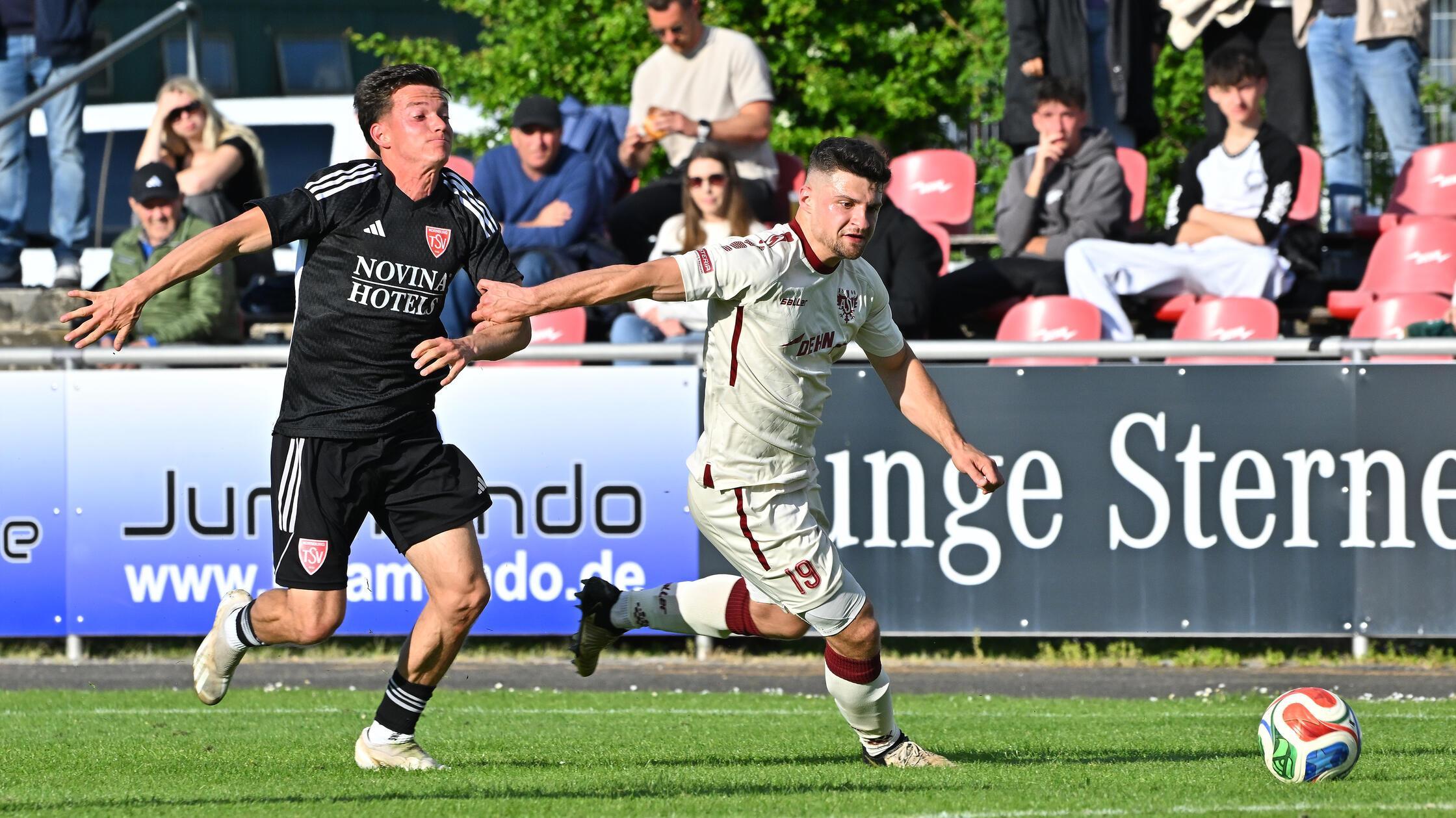 Laurin Klaus vom TSV Kornburg kann Florian Hausner
