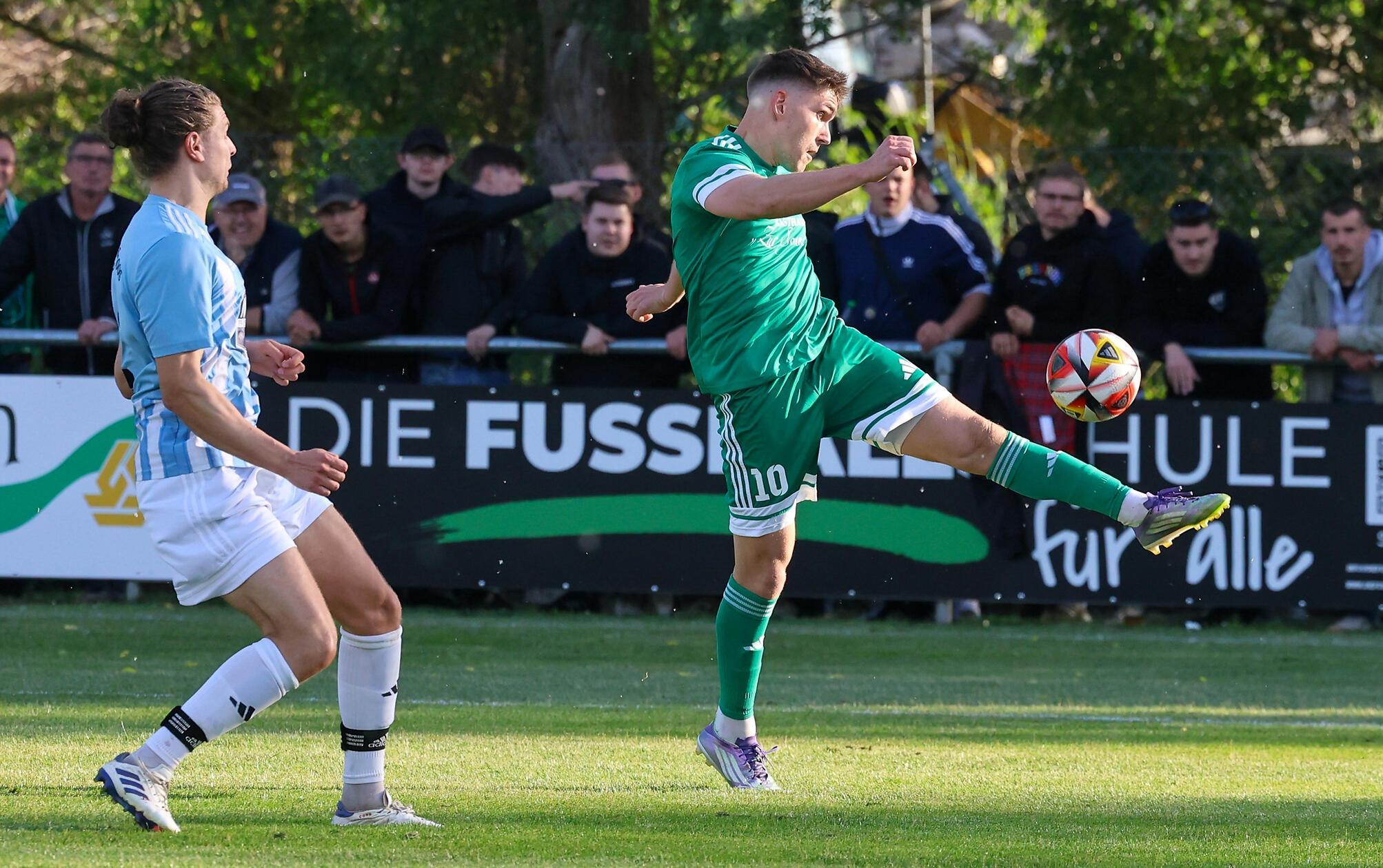 Relegation Kreisliga gegen Bezirksliga: TSV Lonnerstadt gegen FC Ottensoos, im Bild Manuel Claussnitzer, TSV (10) Maximilian Heubeck