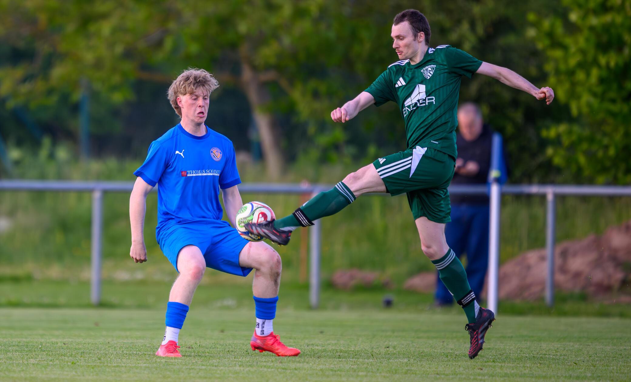 Kreisklassen-Relegation, SC Obermichelbach gegen SF Großgründlach, hier Henry Hartmann (10, SC Obermichelbach ) Daniel Klaußner (7, SF Großgründlach , rechts )
