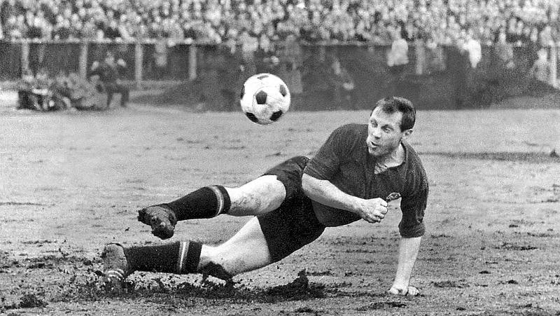 Tore zu Wasser, zu Lande und zu Schlamm: Club-Idol Max Morlock schnürte seine Fußballschuhe mehr als 22 Jahre lang in 900 Spielen für die erste Mannschaft. Sowohl 1945 beim Start wie auch bei Abpfiff der Oberliga 18 Jahre später war der Weltmeister mit dabei: 451 Einsätze - 286 Treffer! Tore zu Wasser, zu Lande und zu Schlamm: Club-Idol Max Morlock schnürte seine Fußballschuhe mehr als 22 Jahre lang in 900 Spielen für die erste Mannschaft. Sowohl 1945 beim Start wie auch bei Abpfiff der Oberliga 18 Jahre später war der Weltmeister mit dabei: 451 Einsätze - 286 Treffer!