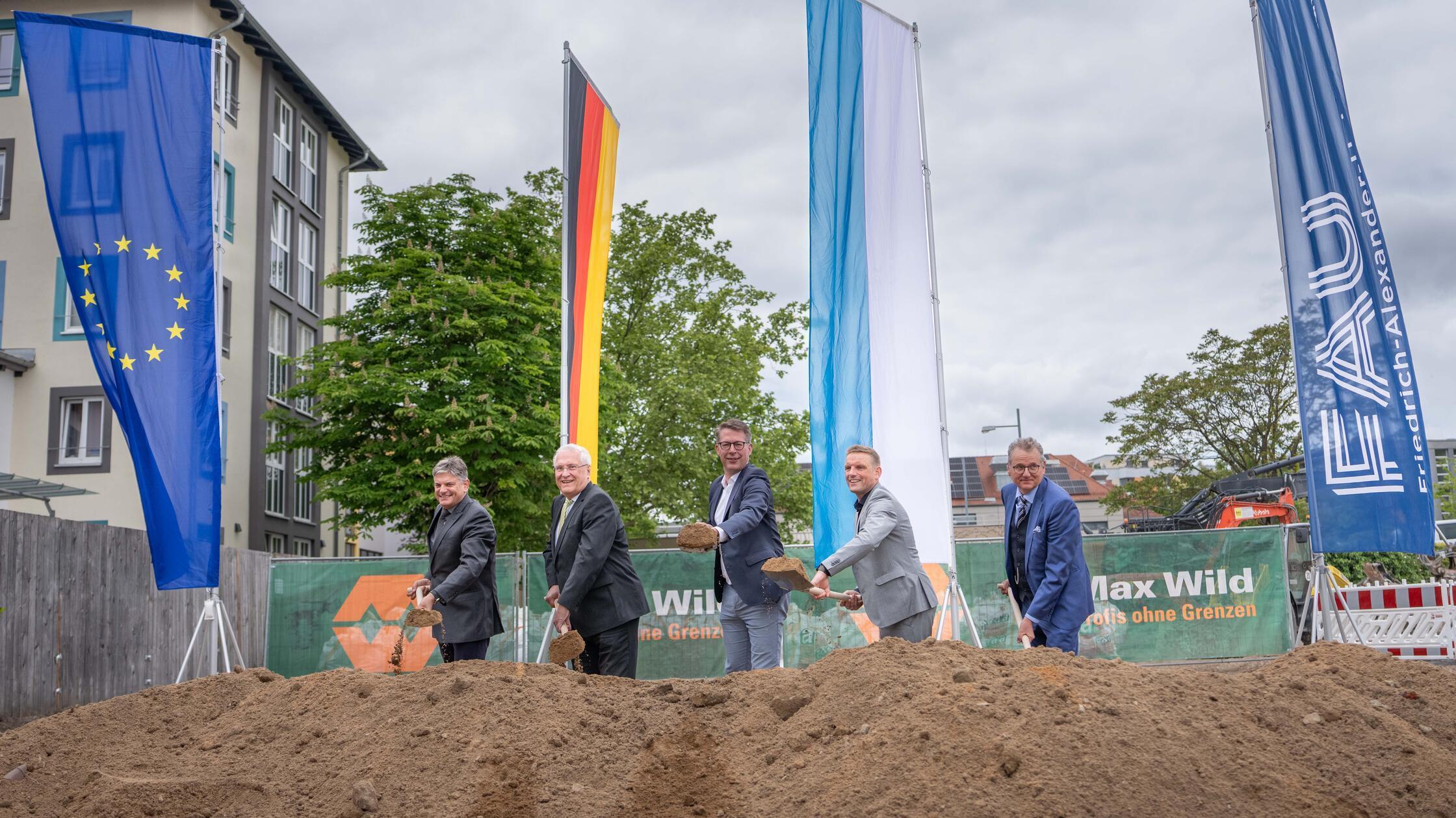 Spatenstich Hörsaalzentrum Henkestraße v.l.n.r.: F