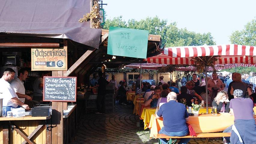 An Ihrem Stand Alt Nürnberg serviert Mirella Hagin fränkische Küche und Kitzmann Bier. Mit Ochsenfleisch vom Grill und Livemusik lockt sie die Besucher. Unter der Nummer 0911/22 32 59 erreichen sie die Gastronomin am Fest