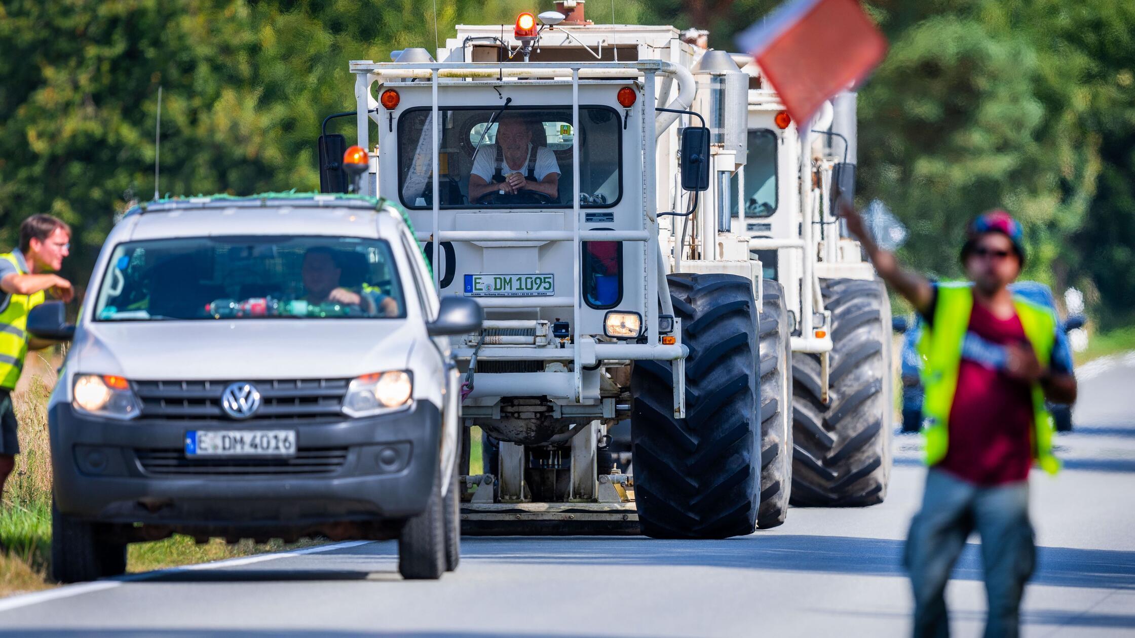 Vibro-Fahrzeuge bei Bodenuntersuchung für Geotherm